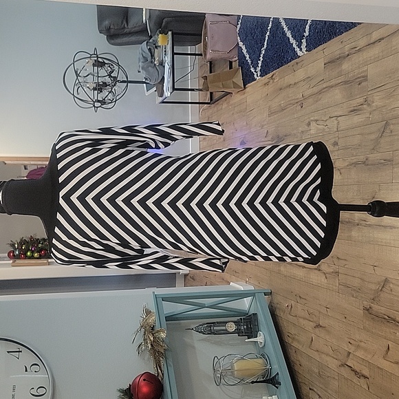 White House / Black Market Women's White & Black Stripped Long Sleeve Dress (M) - Picture 3 of 5